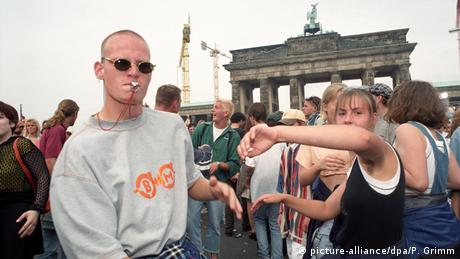 Love Parade festival in front of Berlin's Brandenburg Gate (Foto: Peer Grimm)