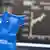 Фигурка синего быка на фоне табло Франкфуртской биржи с рекордным уровнем