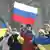Люди с флагами России и Украины в Берлине во время визита президента Украины Порошенко