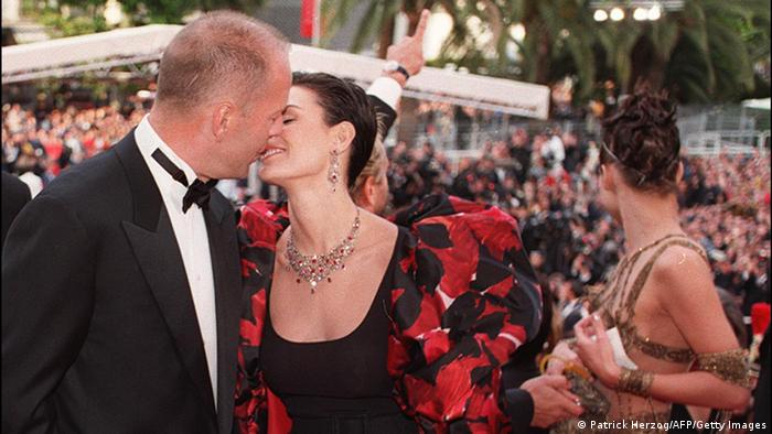 Bruce Willis & Demi Moore kis, crowds in the background