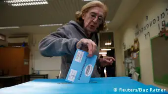 Israel Wahlen 2015 Urne Wahlurne Frau Stimmzettel