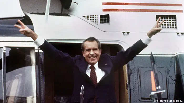 Nixon macht Victoryzeichen nach Rücktritt 1974