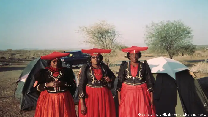 Eine Gruppe von Herero-Frauen in Namibia. Foto: baslerafrika.ch/Evelyn Annuss/Marama Kavita