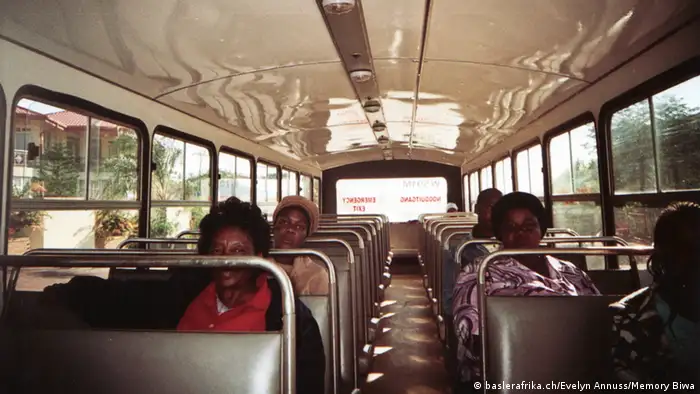 Leute in Botswana im Bus. Foto: baslerafrika.ch/Evelyn Annuss/Memory Biwa.