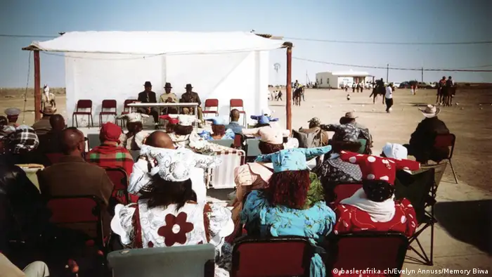 Versammlung mit Frauen in traditionellen Gewändern. Foto: baslerafrika.ch/Evelyn Annuss/Memory Biwa.