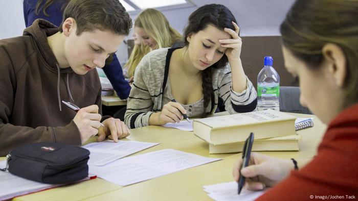 Symbolbild Bildung Deutschland Schulbücher Lernen 