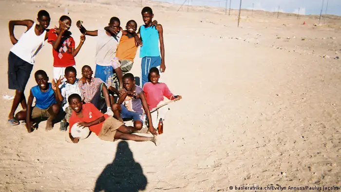 Jungen am Strand, Foto: baslerafrika.ch/Evelyn Annuss/Paulus Jacobs