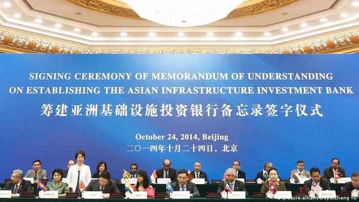 2014年，亞投行於北京成立，各創始成員國代表出席簽字儀式。