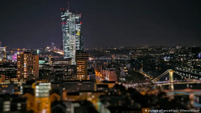 Frankfurt EZB Neubau bei Nacht 