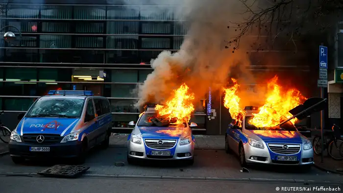 Frankfurt Deutschland EZB Protest Polizeiwagen Randale Ausschreitungen