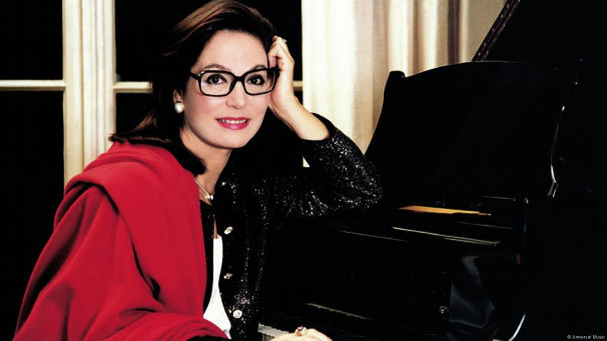 Nana Mouskouri: Outstanding lifetime achievement – DW – 03/23/2015
