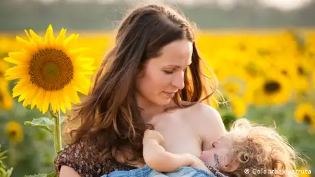 Breastfeeding mother in a field of sunflowers (Colourbox/yarruta)