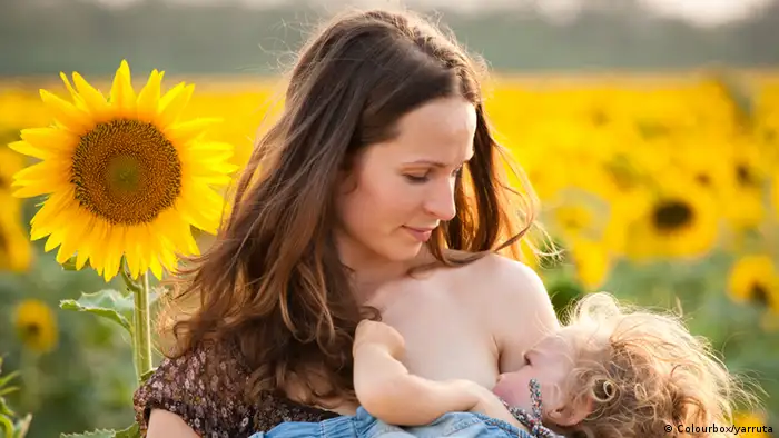 Breastfeeding mother in a field of sunflowers (Colourbox/yarruta)
