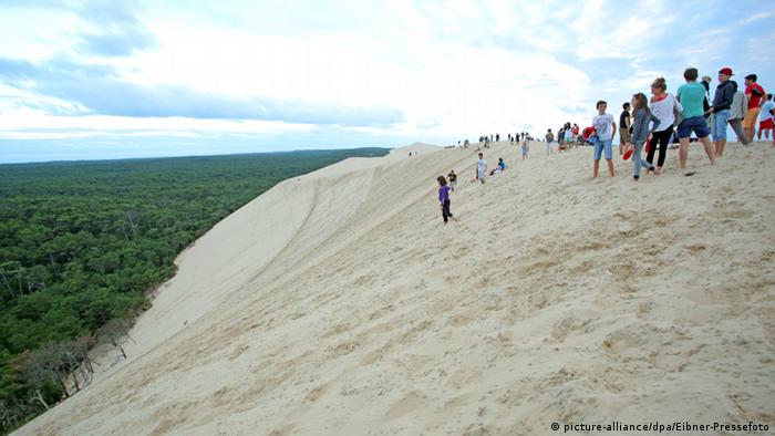 Touristen wandern über die Wanderdüne Dune du Pilat in Frankreich