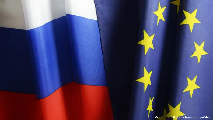 Fahnen von der EU und Russland