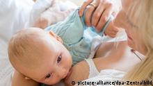 Ein Baby trinkt an der Brust seiner Mutter. Foto: Hans Wiedl - Model release pixel