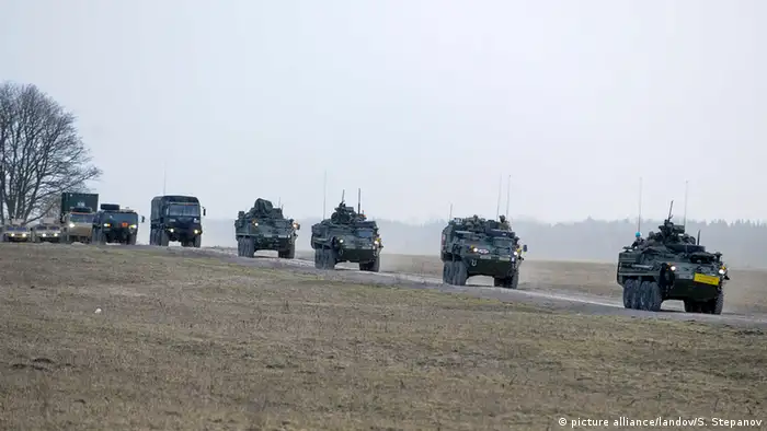Konvoi us-amerikanischer Radschützenpanzer in Estland.
(Foto: Reuters)