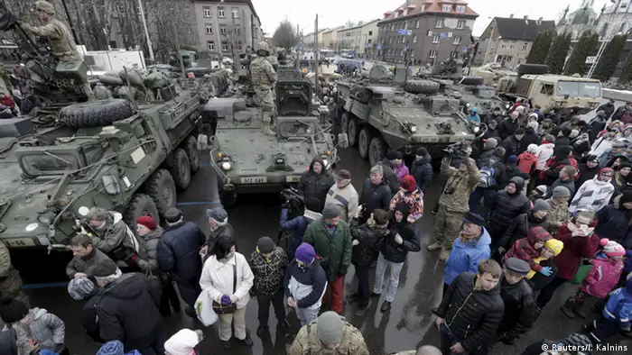 Die Bevölkerung der estnischen Stadt Pärnu bei der Aufstellung zum Konvoi us-amerikanischer Radschützenpanzer
(Foto: Reuters)
