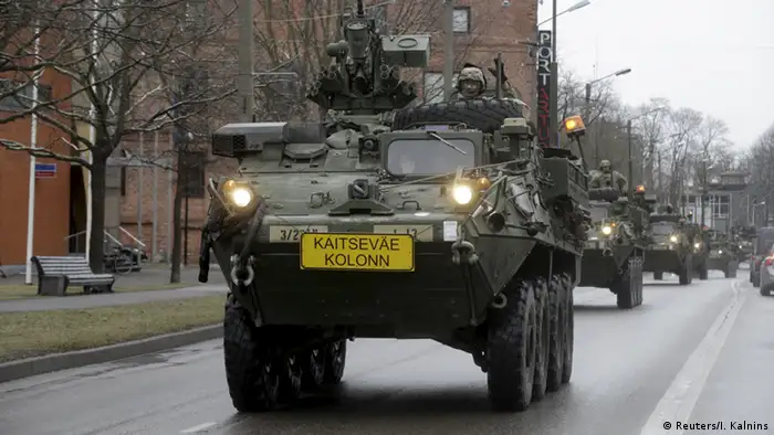 RadschützKonvoi aus Radschützenpanzer der US-Armee in der estnsicehn Stadt Pärnu.
(Foto: Reuters)