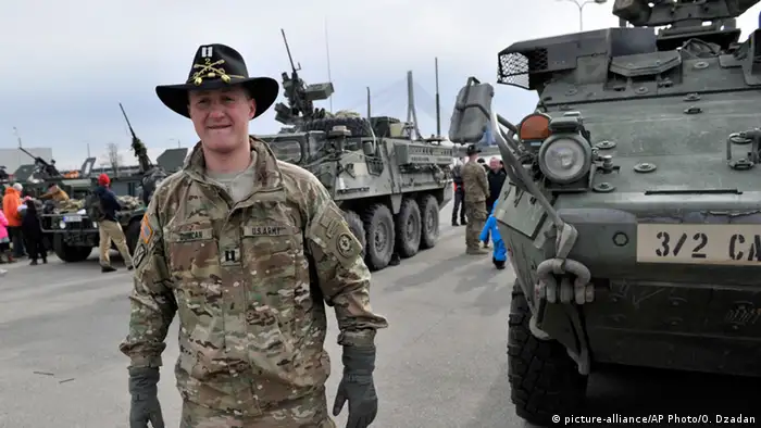 Soldat der US-Armee mit Cowboy-Hut vor einem Radschützenpanzer
(Foto: AP)