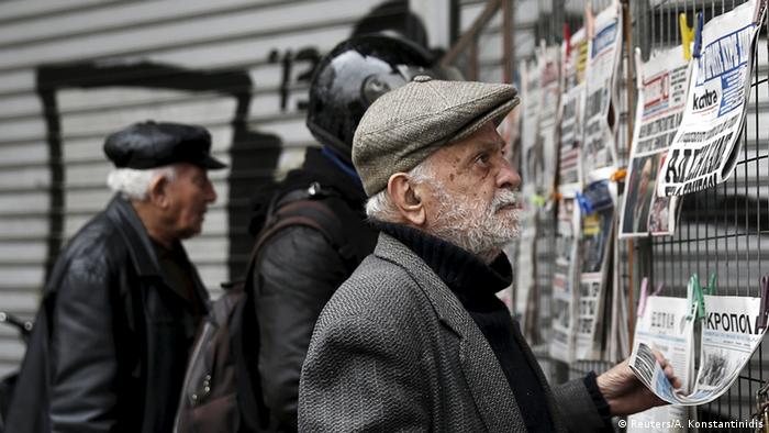 People reading Greek newspapers (REUTERS/Alkis Konstantinidis)