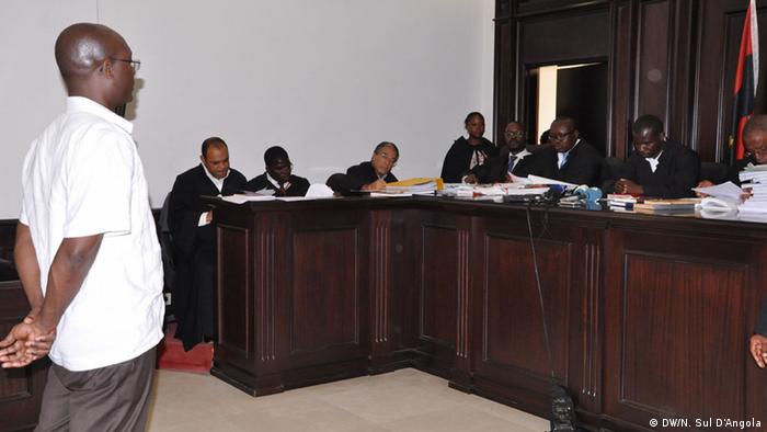 Rafael Marques no Tribunal Provincial de Luanda no início do julgamento
