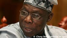 Bildunterschrift:SEOUL, SOUTH KOREA - NOVEMBER 6: Nigerian President Olusegun Obasanjo is seen as he addresses to South Korean President Roh Moo-Hyun during a summit talk at the presidential house on November 6, 2006 in Seoul, South Korea. Obasanjo arrived in Seoul for a two-day state visit on Monday, according to print media, to discuss closer collaboration on energy, resources, plant construction and information technology , and will also attend the first Korea-Africa Forum scheduled to take place. (Photo by Chung Sung-Jun/Getty Images)