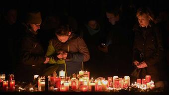 Menschen zünden Kerzen für Opfer des Absturz der Germanwings-Maschine an