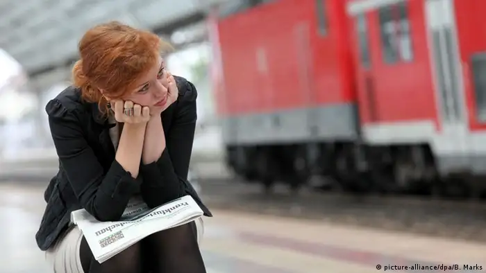 Eine Frau wartet auf einen Zug (Foto: picture-alliance/dpa/B. Marks)