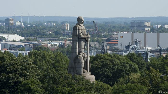 The Bismarck monument in Hamburg shows the first chancellor with a long sword. He stands taller than the treetops at the Old Elbe park.