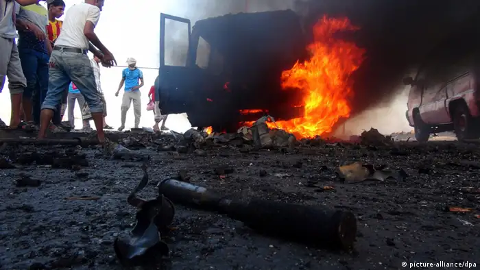 Gewalt im Jemen - brennendes Fahrzeug