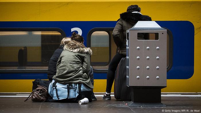 Trenes parados en la Estación Central de Ámsterdam.