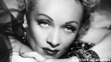 ARCHIV - Schauspielerin Marlene Dietrich (undatierte Aufnahme) bekommt einen Stern auf dem «Walk of Fame der Satire» in Mainz. Zu ihrem 20. Todestag am 6. Mai 2012 soll sie damit geehrt werden. dpa/lrs (nur s/w) +++(c) dpa - Bildfunk+++