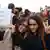 Junge Frauen demonstrieren gegen den Terror in Tunesien