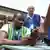 Наблюдатель проверяет электронный сканер на выборах в Нигерии