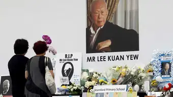 People pay their respects to the late first prime minister Lee Kuan Yew