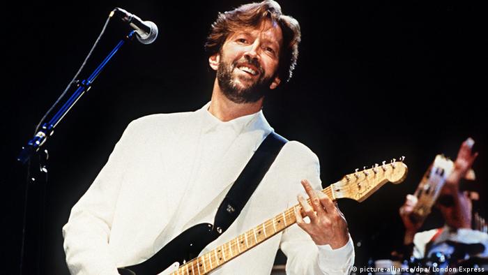 Eric Clapton mit Gitarre, lächelnd