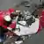 Ein französischer Bergungsarbeiter untersucht Trümmerteile der in den französischen Alpen abgestürzten Germanwings-Maschine Flug 4U9525 (Foto: REUTERS/Gonzalo Fuentes)
