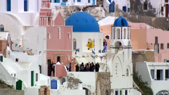 A los problemas que se derivan de la sobredosis de turismo, como la subida astronómica de precios y de alquileres, la población padece otras muchas dificultades: faltan escuelas, médicos y el nuevo hospital ni siquiera puede satisfacer las necesidades de los habitantes. El objetivo es limitar a 8.000 las llegadas diarias de turistas de crucero -en la temporada alta alcanzan los 18.000. 02.09.2017