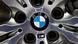 Эмблема BMW на колесе автомобиля Эмблема BMW на колесе автомобиля