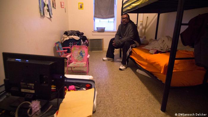 Pedro Acevedo sitzt auf dem Stockbett in seiner Obdachlosen-Unterkunft (Foto: DW/Janosch Delcker)