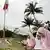 Žene odaju poštu žrtvama cunamija u indonežanskoj provinciji Ače
