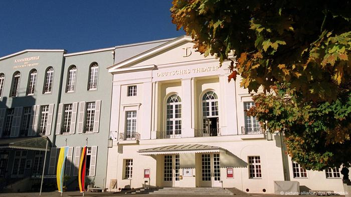 Berlin Deutsches Theater (picture-alliance/dpa/B. Settnik)