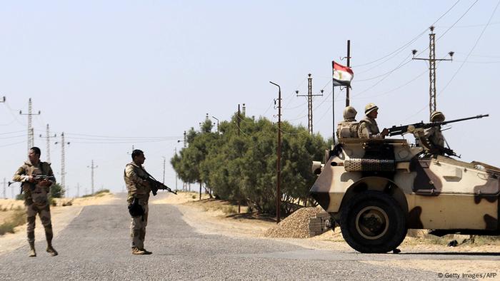 Militaires égyptiens dans la rue Sinaï près de l'armée de Rafah (Getty Images/AFP)