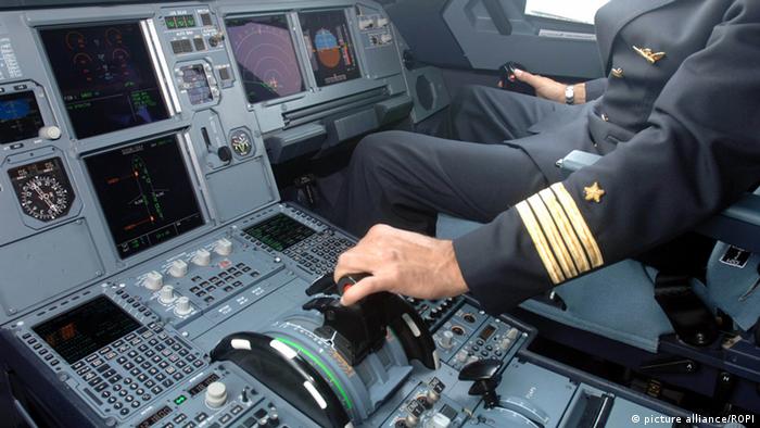 Symbolbild A320 Cockpit (picture alliance/ROPI)