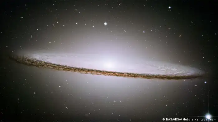  La galaxia del Sombrero se encuentra en la constelación de Virgo y está a solo 28 millones de años luz de la Tierra.