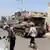 Kämpfer der gefohenen Präsidenten Hadi auf einem Panzer in Aden (Foto.dpa)