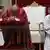 Vatikan Karfreitag Papst Franziskus betet kniend im Petersdom