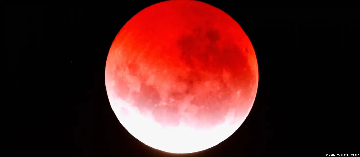 Spectacular moon theatrics