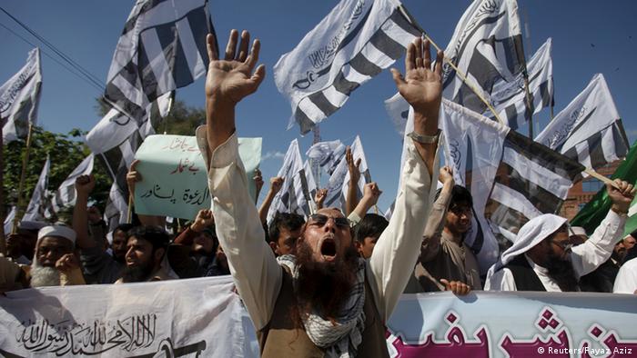 Supporters of the Jamaat-ud-Dawa Islamic organization chant slogans in support of Saudi Arabia over its intervention in Yemen, during a demonstration in Peshawar April 3, 2015 (Photo: REUTERS/Fayaz Aziz)